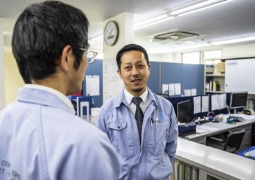 社内の雰囲気をのぞき見！ 事務所内の仕事の様子