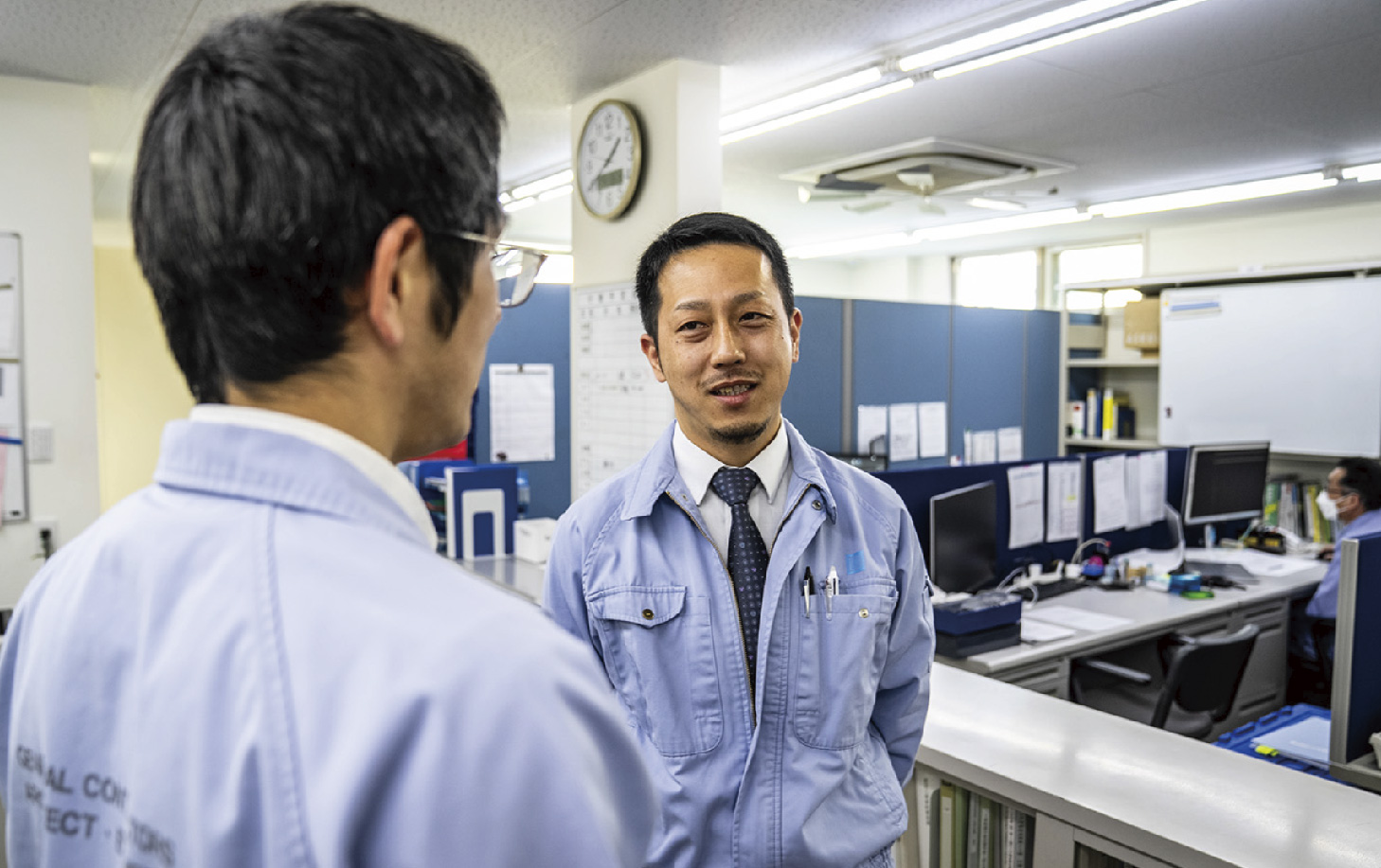 社内の雰囲気をのぞき見！ 事務所内の仕事の様子