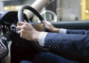 求める人物像03<br>普通自動車運転免許を保有し、<br>積極的に行動できる人